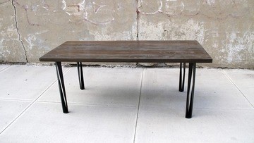 prostokątny stalowy stół wykonany przez pracownię metaloplastyczną z Poznania